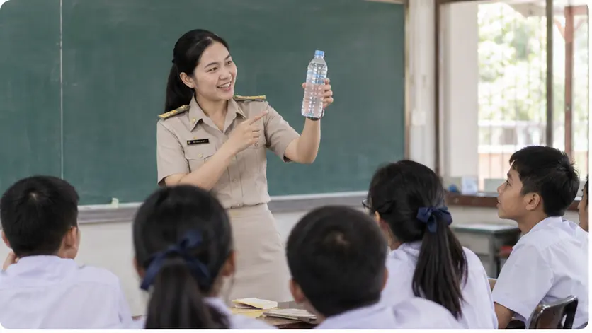 ครูใช้ขวดน้ำตั้งคำถามนำเข้าสู่บทเรียนเรื่องทรัพยากร